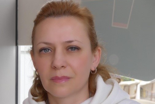 לריסה חברת צוות תמונה